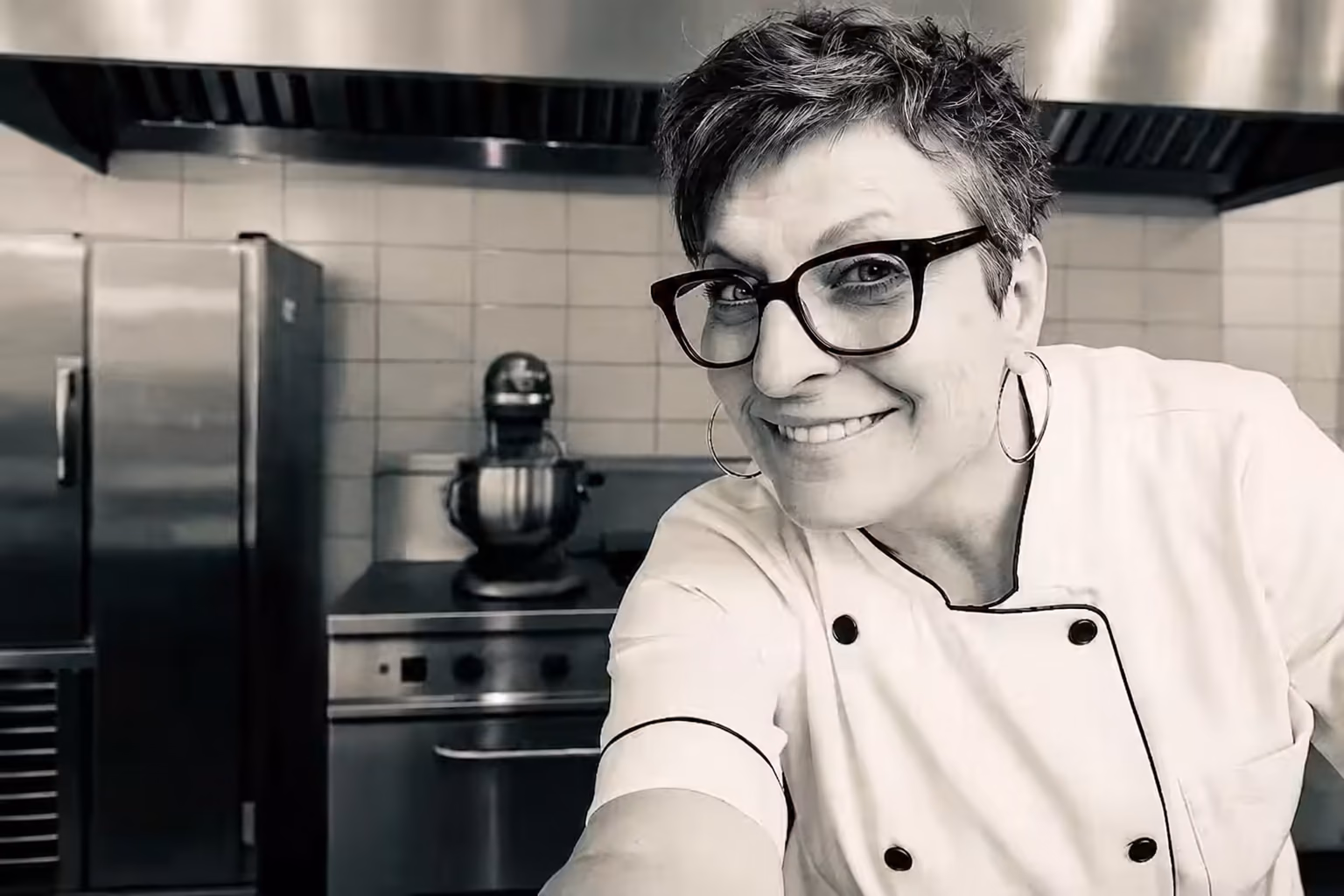 Carole prépare les biscuits Opaléia dans son atelier