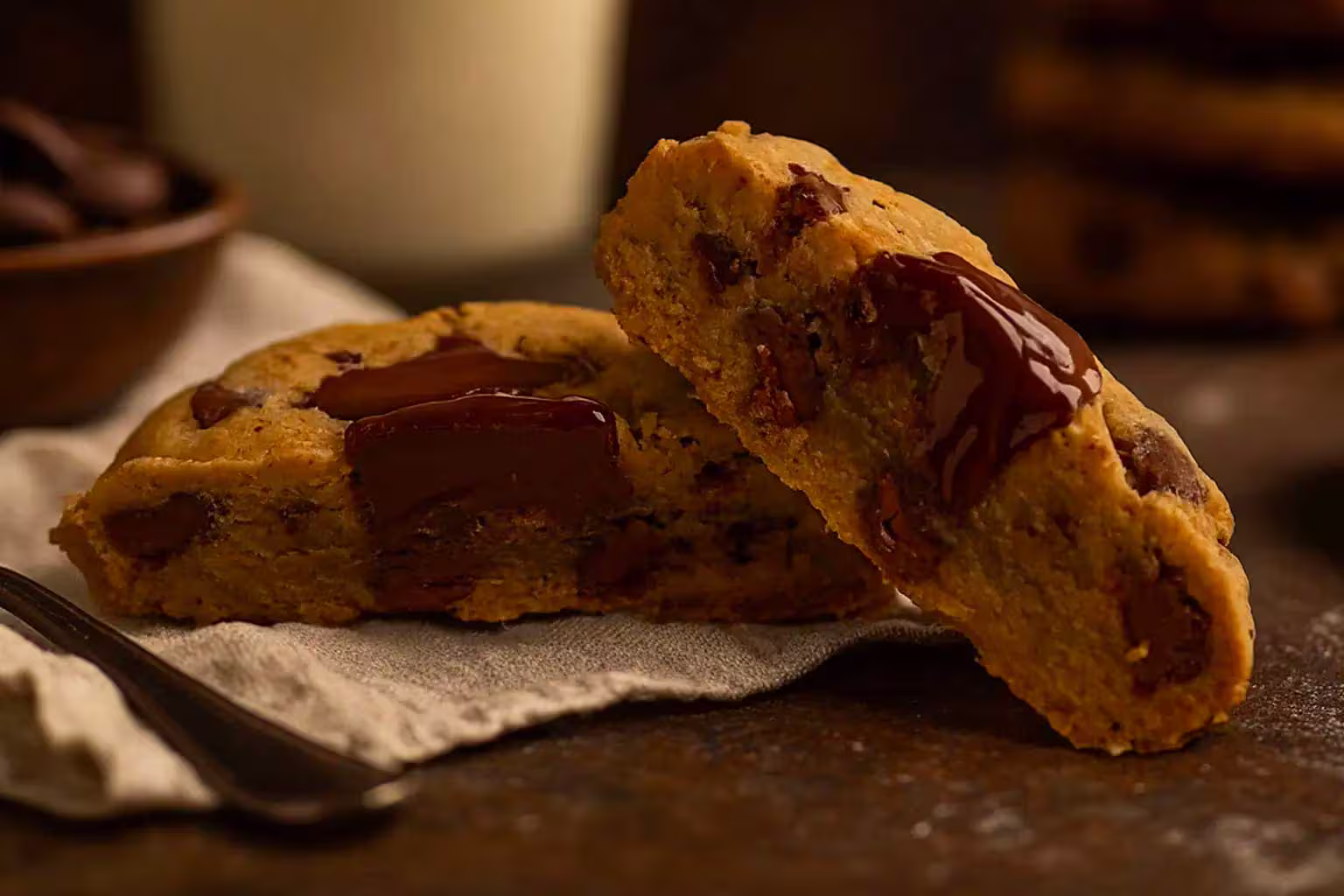 Cookie artisanal au chocolat Valrhona Cookie artisanal moelleux aux généreux morceaux de chocolat Valrhona, présenté cassé pour révéler le cœur fondant