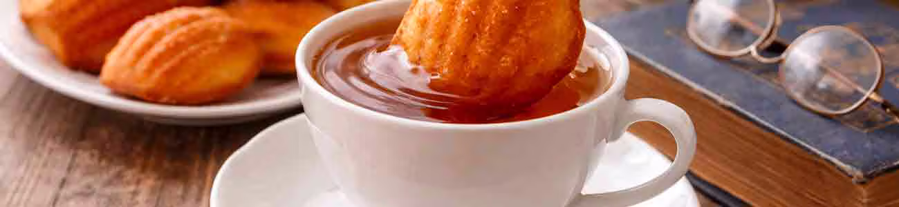 Madeleine dorée en forme de coquille sur table, histoire de la madeleine de Commercy
