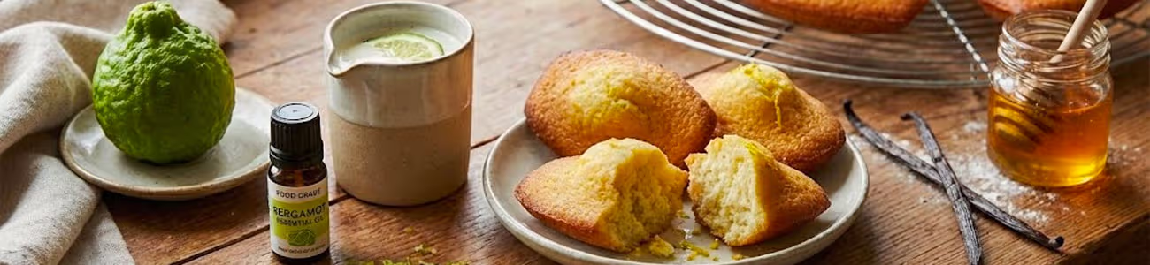 Bergamote en pâtisserie : dosages et accords pour un parfum élégant Bergamote fraîche, zestes et ingrédients de pâtisserie sur table en bois