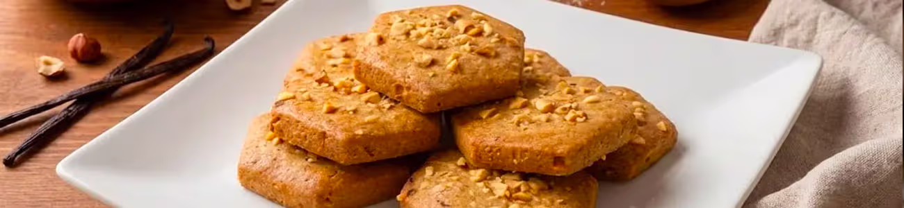 Sablés fondants dorés, texture friable, sur table en bois