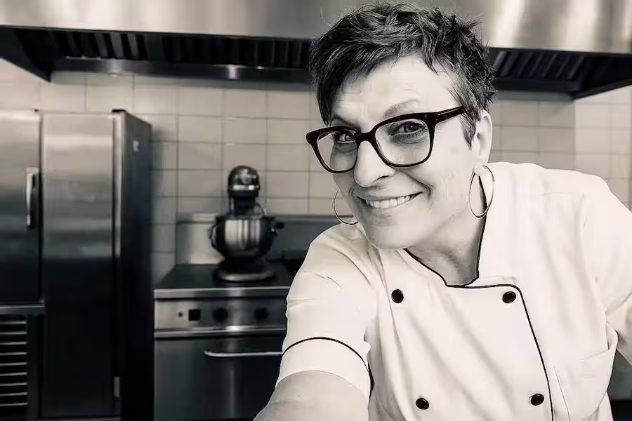 Carole, Artisane biscuitière souriante dans son atelier de fabrication de biscuits artisanaux