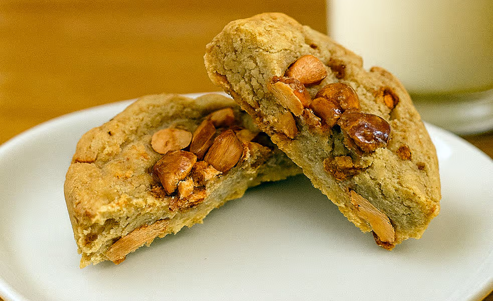Cookie Mandoré coupé en deux révélant un cœur moelleux à la vanille de Madagascar et des éclats d'amandes caramélisées. Mix - DÉCOUVERTE img 5